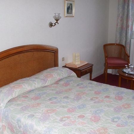 Hotel Aiglon Menton Quarto foto